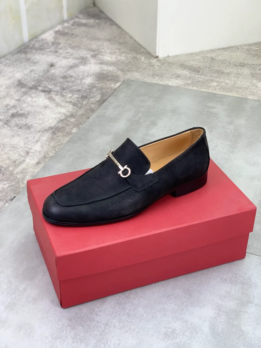 Men's Men's Shoes 💰P560💰[New Style] Water-dyed Niuli 🆘[Salvatore Ferragamo] Ferragamo's latest casual business leather shoes for men! Listed simultaneously! The fabric is made of specially imported original calfskin, the lining is made of imported water-dyed cowhide, and the original combination outsole is absolutely luxurious and leads the fashion trend. Matching code: 39-44 (45 46 customized) 2️⃣ colors available